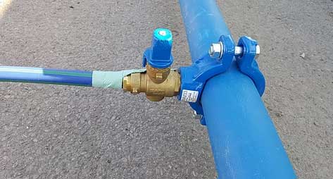 Connecter la bande protection au robinet de prise en charge avec la bande aluminium adhésive EGEPLAST
